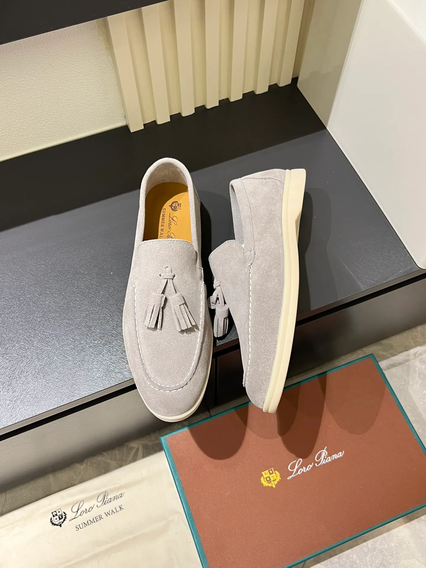 Men's shoes 💰p360 "Loro men's shoes 💰pian'*" Classic L men's shoes for couples 💰p Top version British flat loafers, a must-have item in old money style, the minimalist design is eye-catching and durable, a plus point for dressing The soft foot feel and texture are outstanding. They don’t scratch your feet and are very nice. They are matched with soft and waxy soles. They can be worn daily for a long time without getting tired. They are easy to wear, versatile and classic items, with perfect foot feel and texture! Imported cashmere fabric, the lining is made of imported A-grade water-dyed cow lining, the top version of the genuine leather midsole is sewn with pure handmade mark thread! Size: Female 35-40 (34. Customized) Male 38-44 (45.46. Customized)